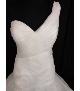 Robe de mariée asymétrique